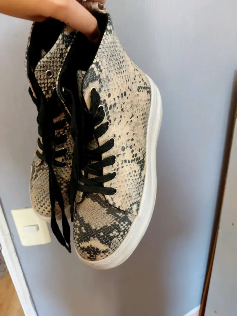 Zapatillas altas con diseño de serpiente