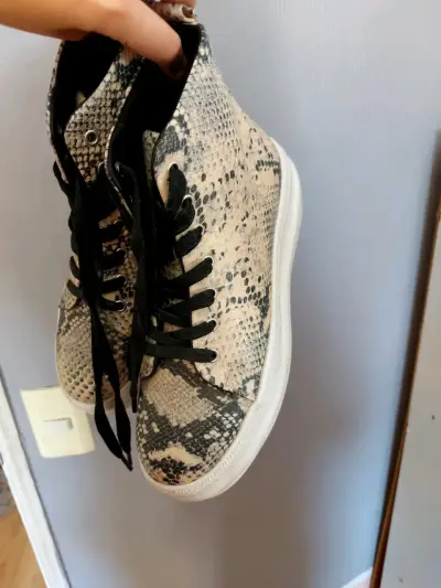 Zapatillas altas con diseño de serpiente - miniatura 1