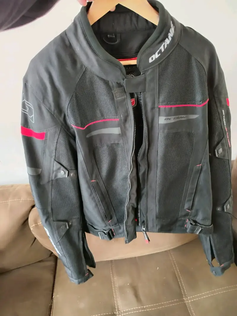 Chaqueta de moto Octane negra con detalles rojos