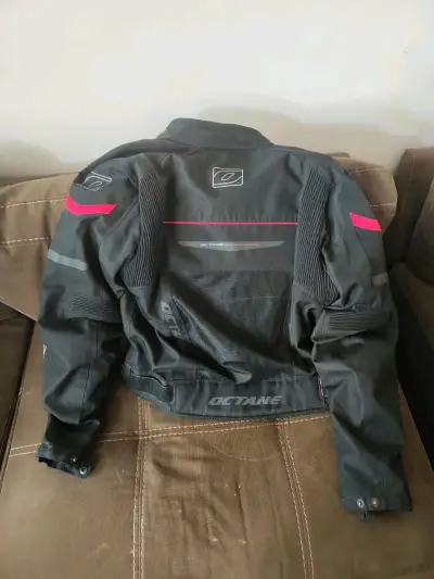 Chaqueta de moto Octane negra con detalles rojos - miniatura 2