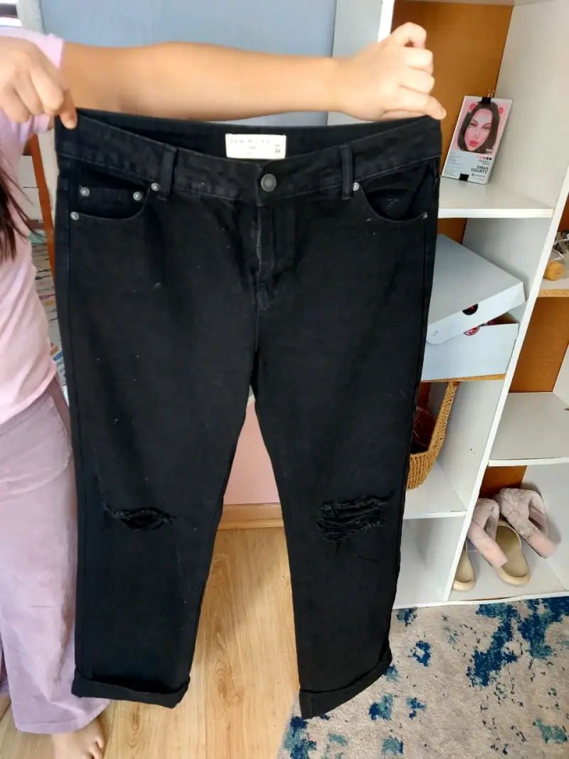Jeans negros desgastados para mujer