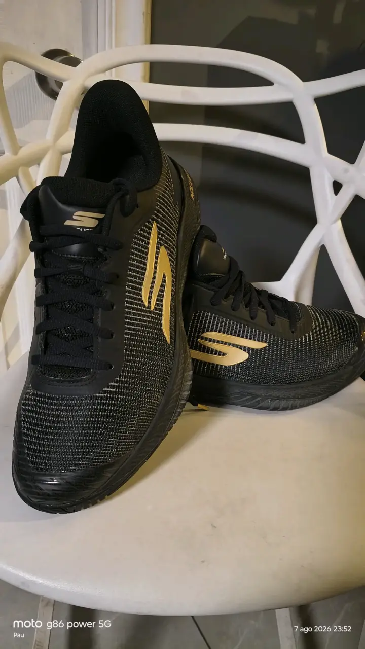 Zapatillas deportivas negras con detalles dorados - 1