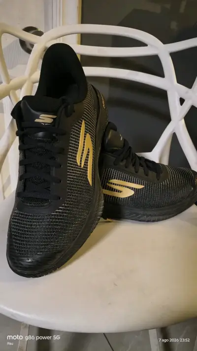Zapatillas deportivas negras con detalles dorados - miniatura 1