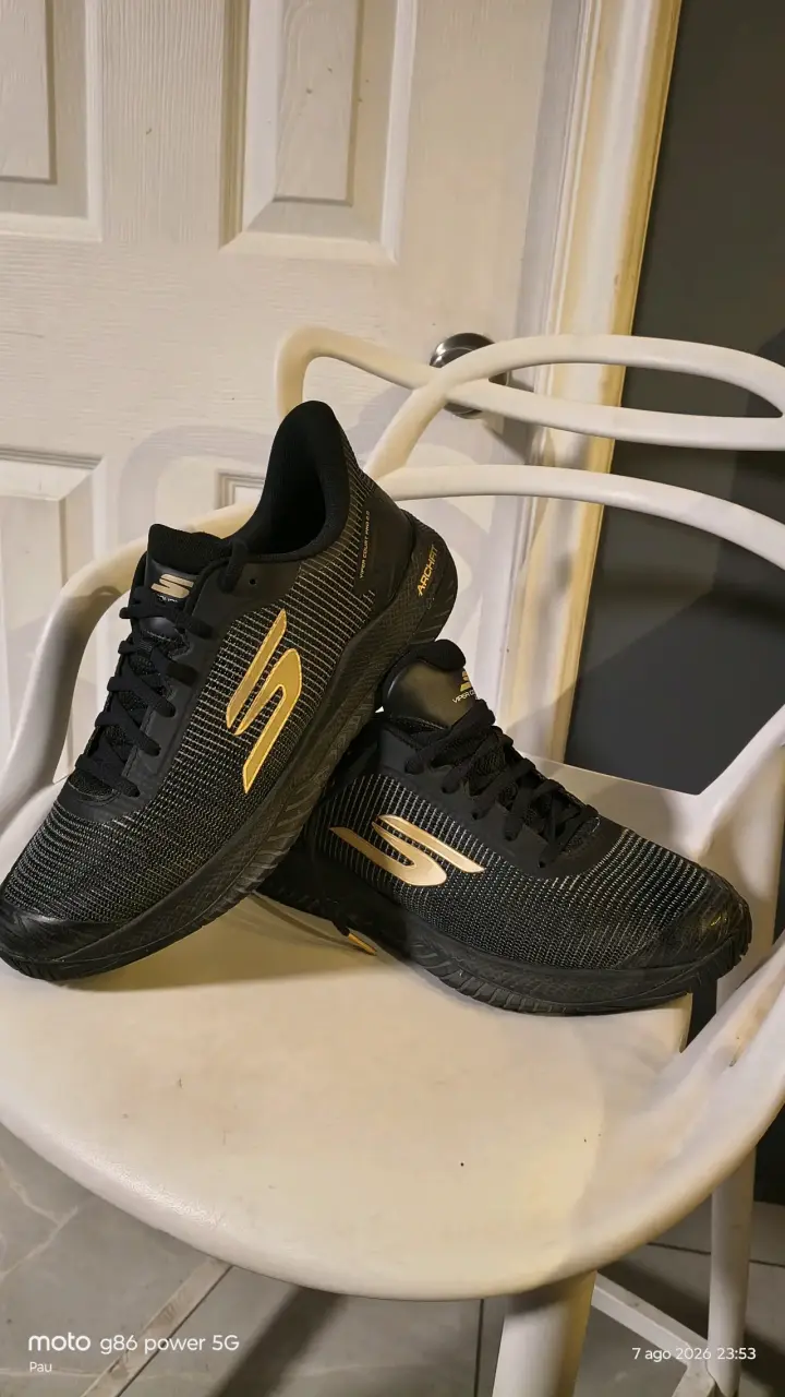 Zapatillas deportivas negras con detalles dorados - 2