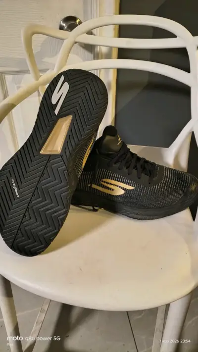 Zapatillas deportivas negras con detalles dorados - miniatura 3