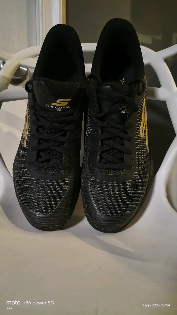 Zapatillas deportivas negras con detalles dorados - 4