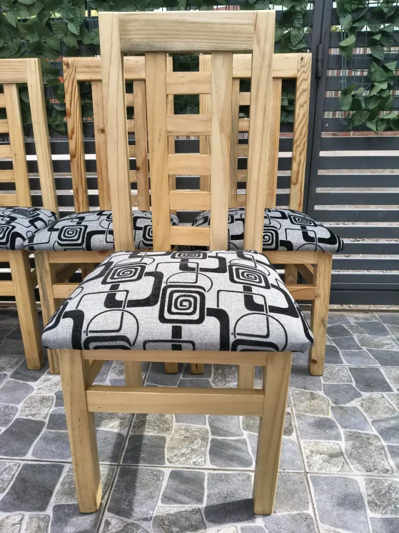 Juego de sillas de madera con cojín estampado - 1
