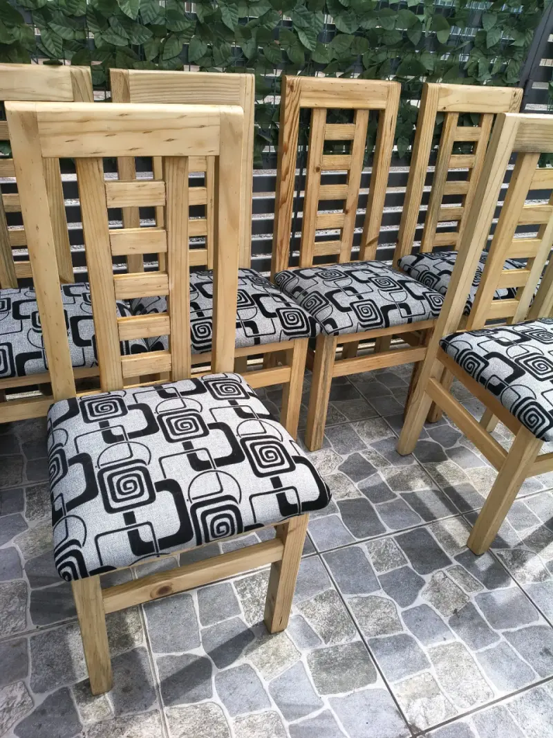 Juego de sillas de madera con cojín estampado - 3