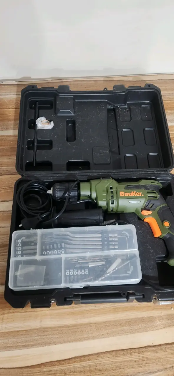 Taladro percutor Bauker con accesorios - 1