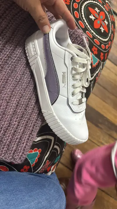 Zapatillas deportivas blancas y lilas Puma para mujer - miniatura 1