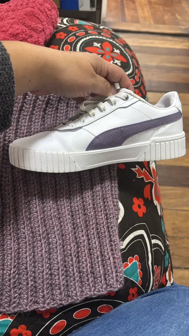 Zapatillas deportivas blancas y lilas Puma para mujer - 4