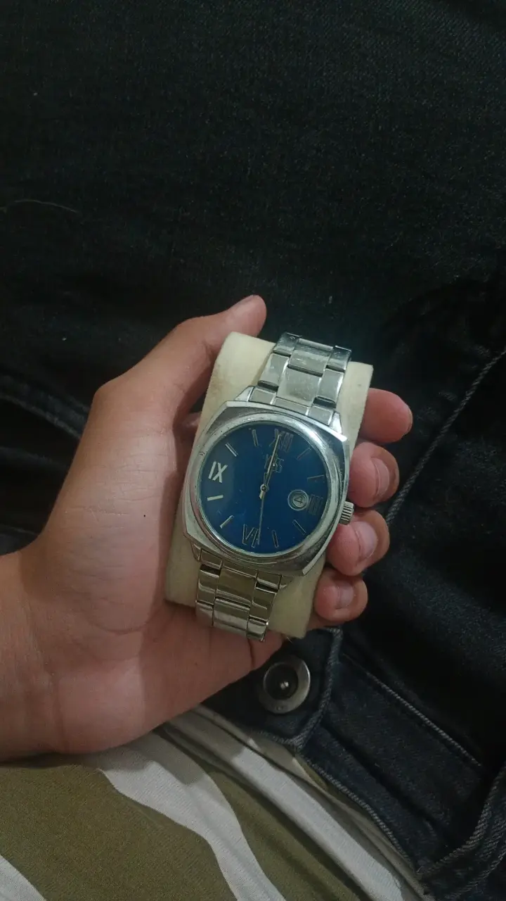 Reloj de pulsera con correa metálica y esfera azul - 1