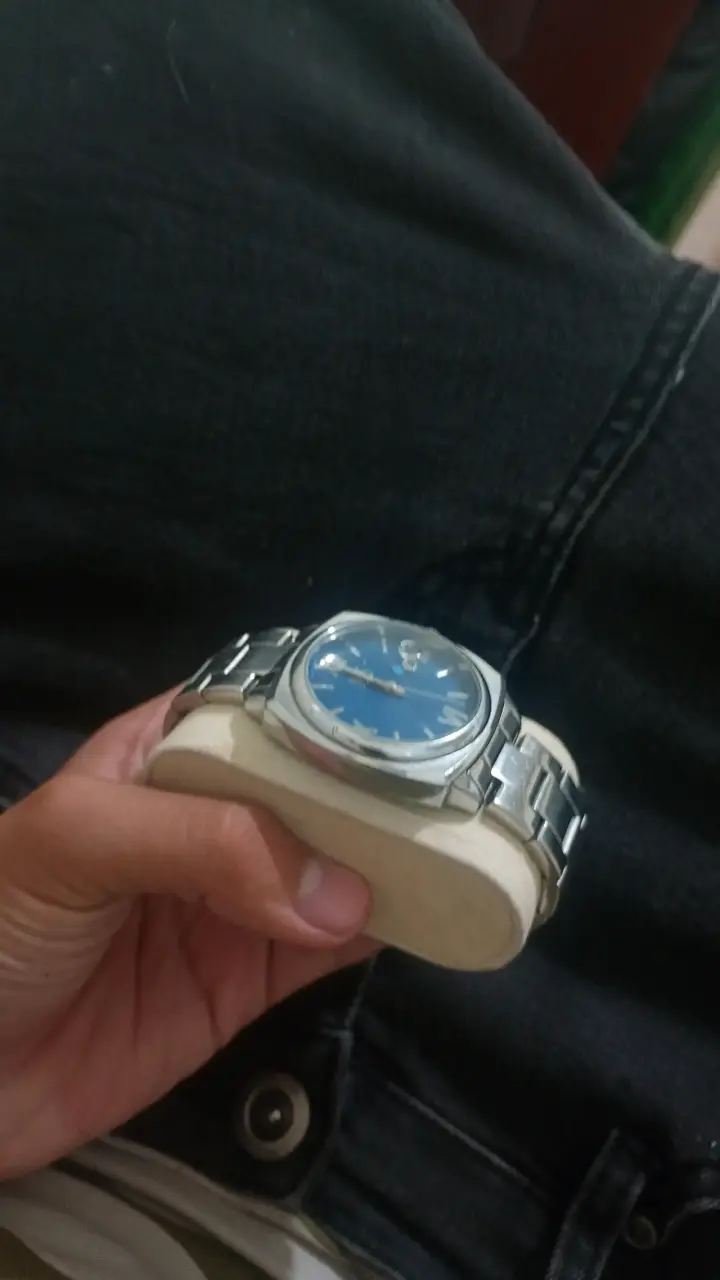 Reloj de pulsera con correa metálica y esfera azul - 2