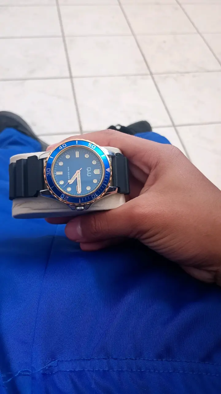 Reloj de pulsera con correa metálica y esfera azul - 3