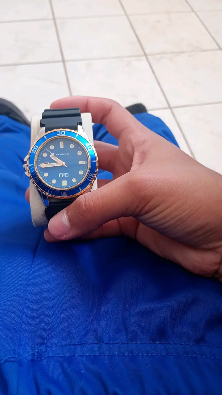 Reloj de pulsera con correa metálica y esfera azul - 4