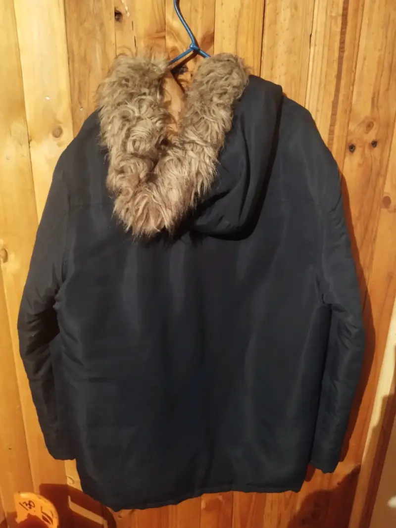 Chaqueta de invierno con capucha y forro de piel sintética - 1