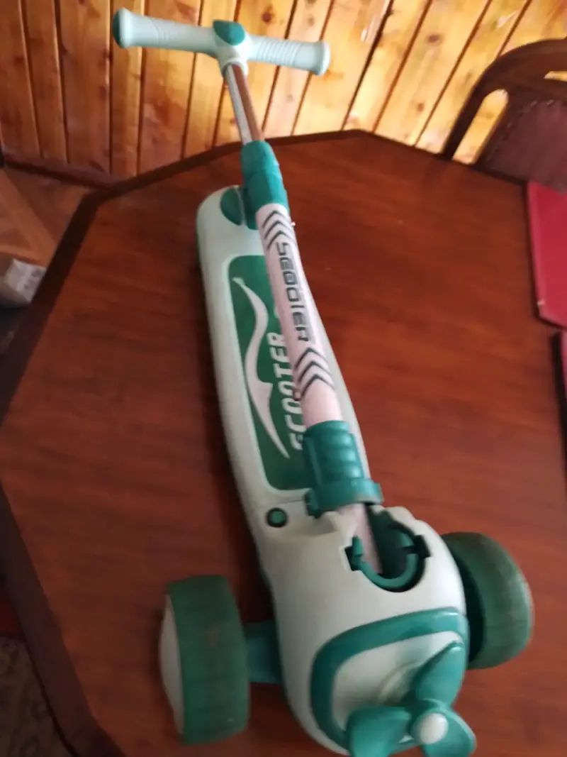 Patinete infantil verde con diseño plegable - 1