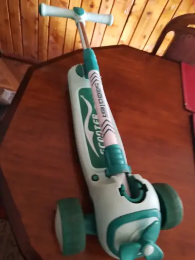 Patinete infantil verde con diseño plegable - miniatura 1