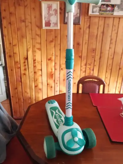 Patinete infantil verde con diseño plegable - miniatura 3