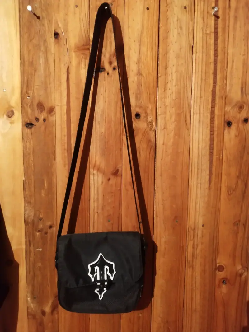 Bandolera negra con diseño blanco
