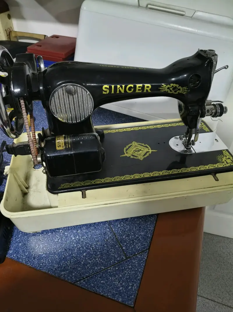 Máquina de Coser Singer Antigua en Buen Estado - 1