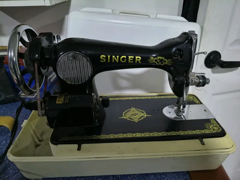 Máquina de Coser Singer Antigua en Buen Estado - 2