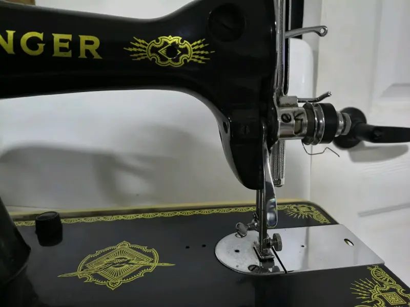 Máquina de Coser Singer Antigua en Buen Estado - 3