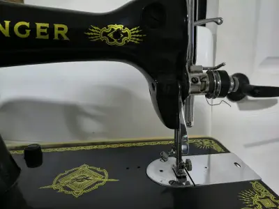 Máquina de Coser Singer Antigua en Buen Estado - miniatura 3