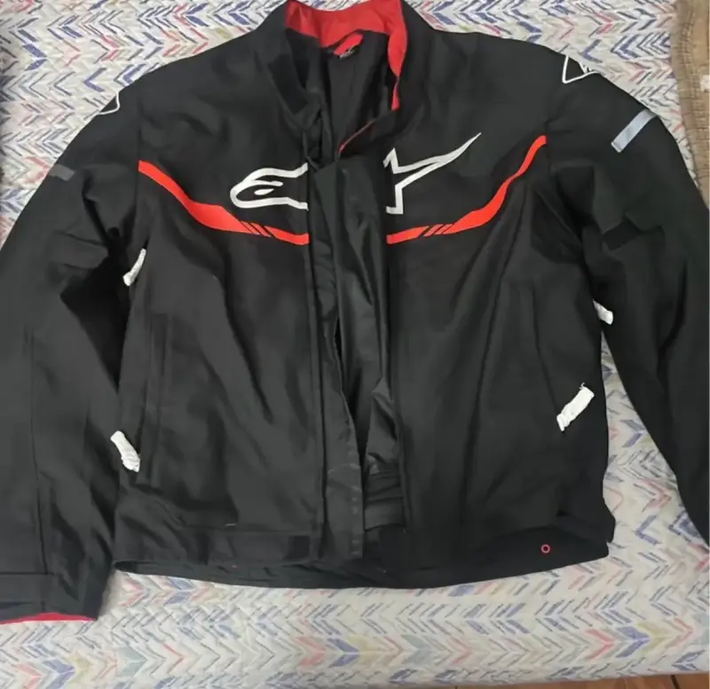 Chaqueta de motocicleta negra con detalles rojos