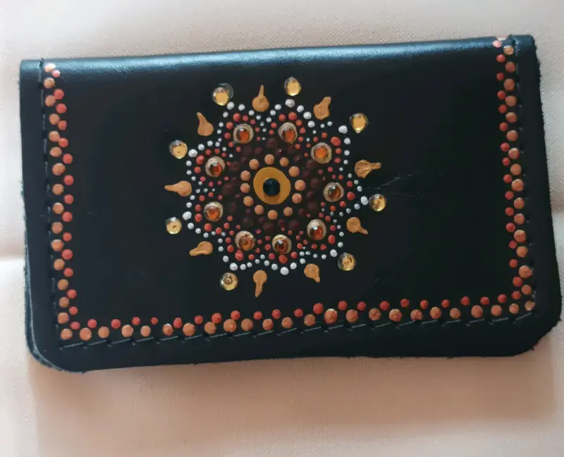 Tarjetero de cuero negro con diseño artesanal - 1