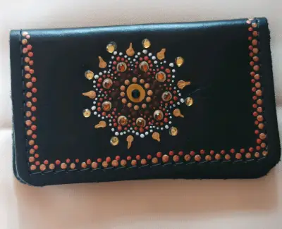 Tarjetero de cuero negro con diseño artesanal - miniatura 1