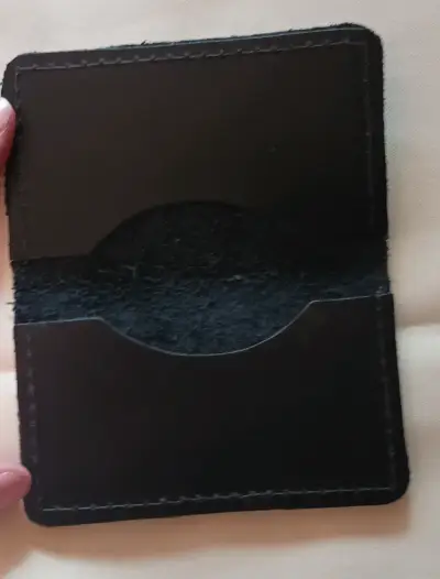 Tarjetero de cuero negro con diseño artesanal - miniatura 2