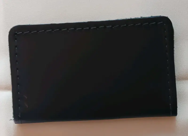 Tarjetero de cuero negro con diseño artesanal - 3