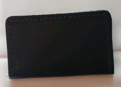 Tarjetero de cuero negro con diseño artesanal - miniatura 3