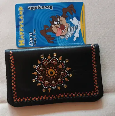 Tarjetero de cuero negro con diseño artesanal - miniatura 4