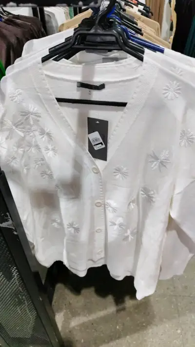 Cardigan blanco con bordado floral para mujer - miniatura 1