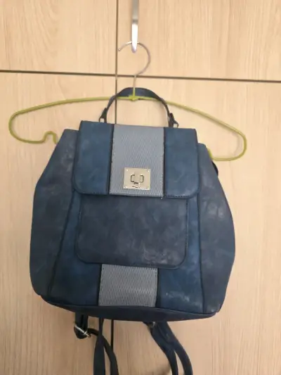Mochila de cuero sintético azul y gris - miniatura 1