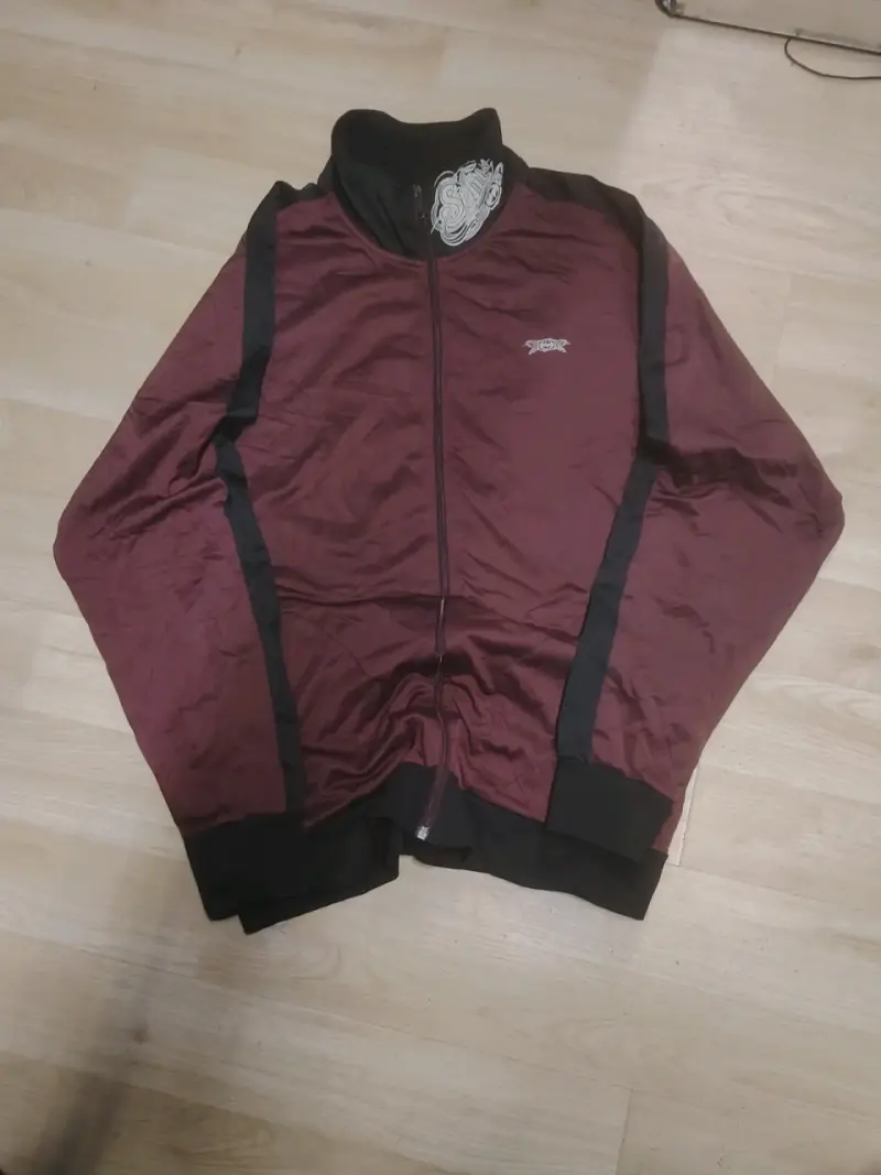 Chaqueta deportiva burdeos con detalles negros