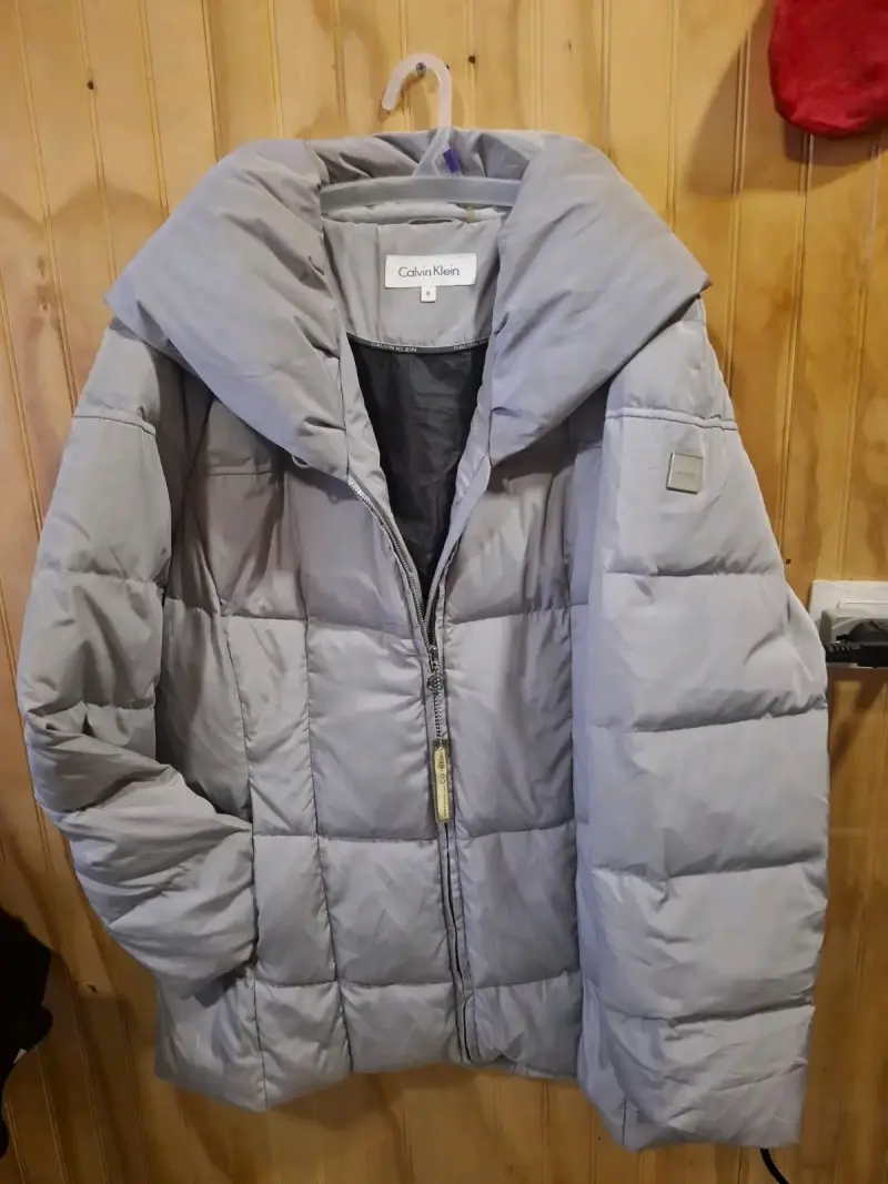 Chaqueta acolchada gris Calvin Klein para invierno