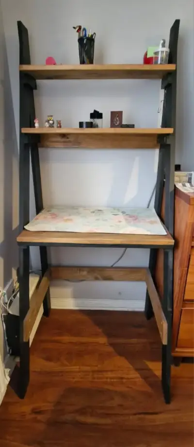 Escritorio de madera con estantes integrados - miniatura 1