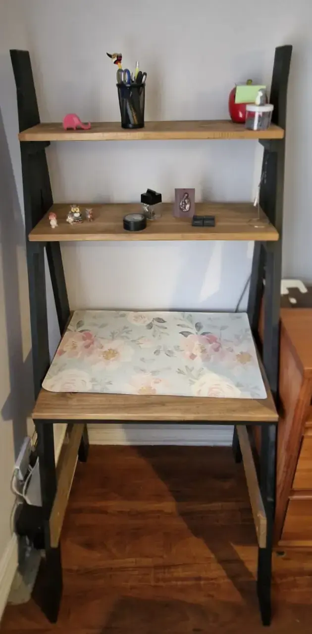 Escritorio de madera con estantes integrados - 2