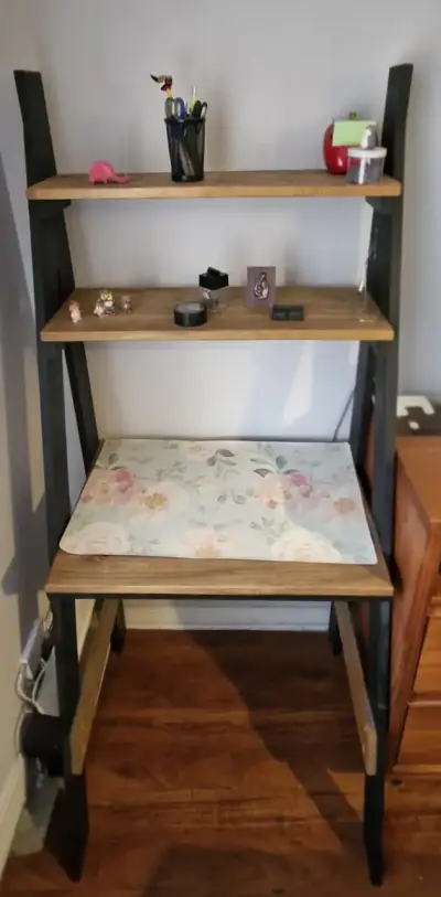 Escritorio de madera con estantes integrados - miniatura 2