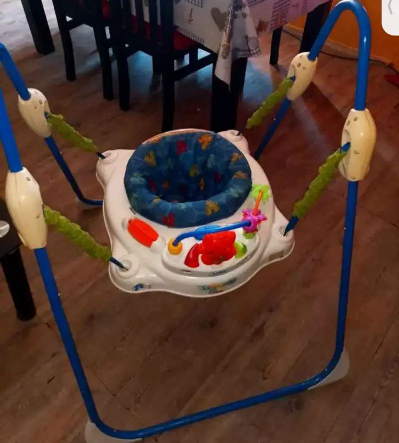 Saltador para bebé con juguetes interactivos