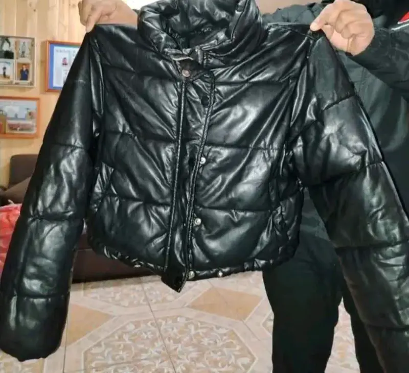 Chaqueta acolchada negra para invierno