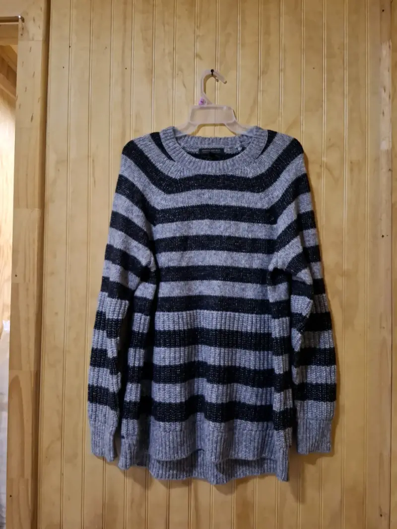 Suéter de rayas gris y negro para mujer