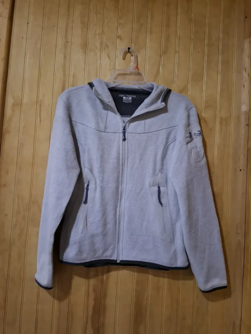 Chaqueta polar gris con capucha Arc'teryx