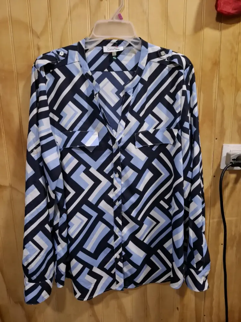 Blusa estampada geométrica azul y blanca