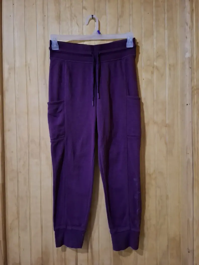 Pantalones deportivos morados con bolsillos