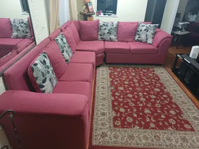 Sofá seccional esquinero rojo con cojines decorativos - miniatura 1