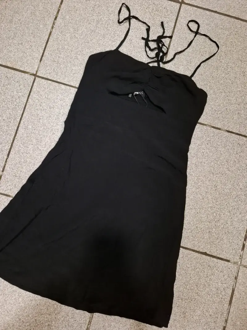 Vestido negro corto Bershka con tirantes - 1